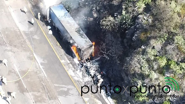 Tráiler choca contra cuatro unidades y se incendia en la carretera México-Querétaro