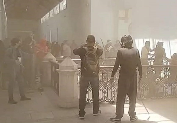 Estudiantes del IDA intentan tomar Edificio Central de la UAEH; grupo de choque los enfrenta, hay varios lesionados