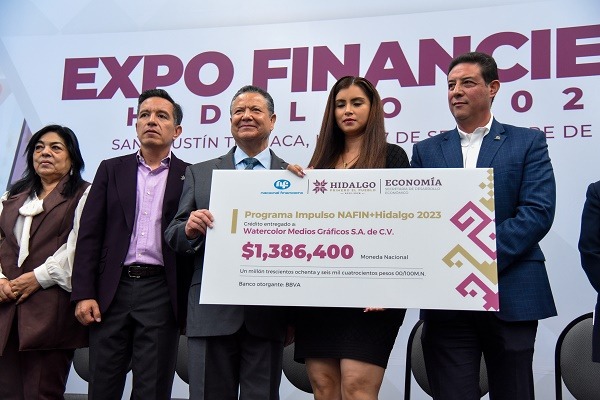 Entrega Menchaca Salazar créditos en beneficio de empresas hidalguenses
