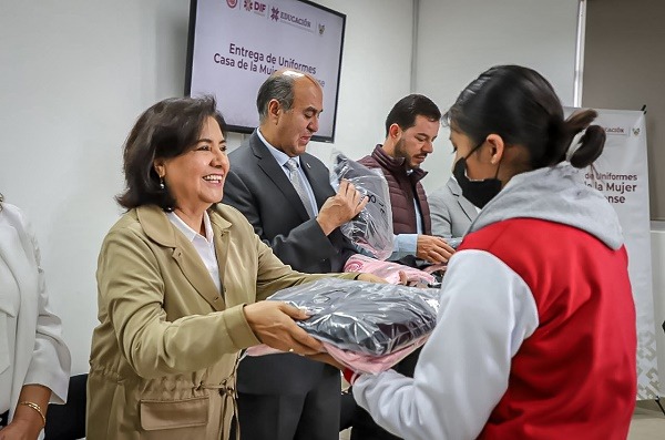 Entregan DIFH y SEPH uniformes a estudiantes de la CMH