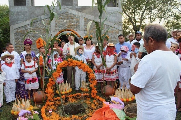 Dan gracias a la madre tierra en segunda ofrenda a San Lucas