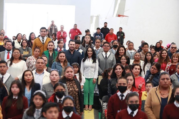 Israel Félix y Shadia Martínez entregan becas de excelencia en Mineral de la Reforma