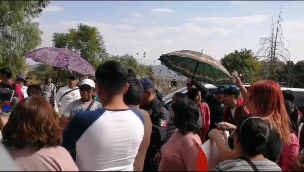 Retienen a maestros y cierran escuela en Atotonilco de Tula