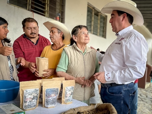 Entregan equipo agrícola y paquetes de conejos a productores de diferentes municipios