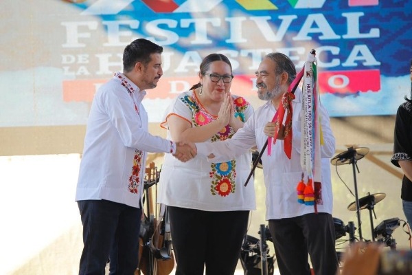 Daniel Andrade entrega Bastón de Mando del Festival de la Huasteca