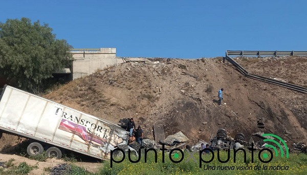 Tráiler vuelca y se incendia en el Arco Norte a la altura de Tula