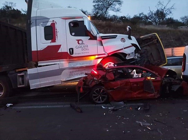 Tráiler embiste a 5 vehículos en la México-Querétaro a la altura de Tepeji