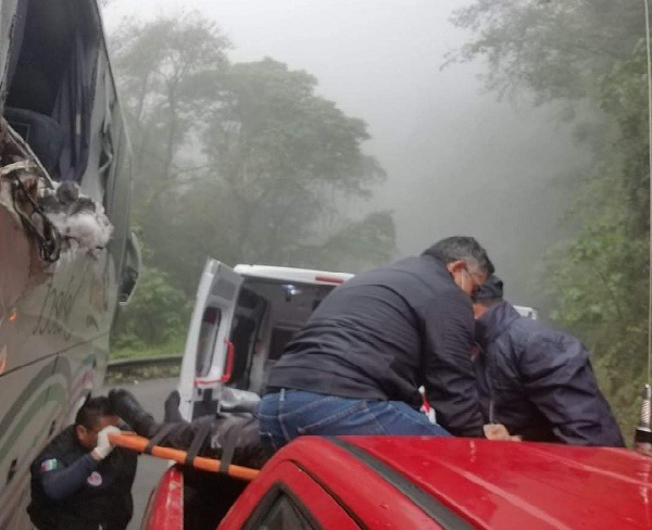 Chocan autobús de pasajeros y camión de carga en Tlanchinol, muere una persona y 2 resultan lesionadas