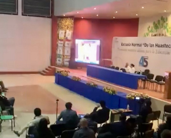 Durante aniversario de la Escuela Normal de las Huastecas, proyectan video pornográfico