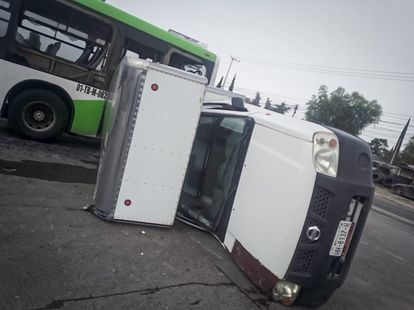 2 lesionados deja choque en la México-Pachuca, una unidad del Tuzobús estuvo involucrada