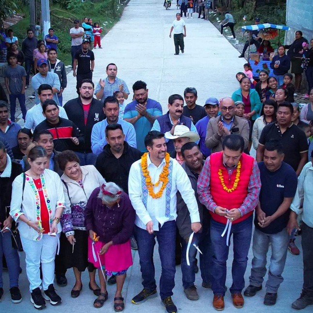 Daniel Andrade entrega acceso pavimentado a familias de Huizquilititla