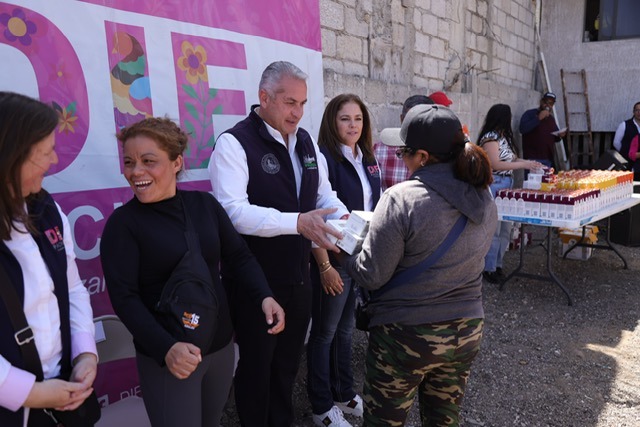 Entregan Sergio Baños y Bárbara Montaño 10 mil litros de leche en Pachuca