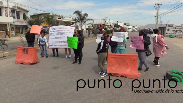 Padres de familia de primaria de Tlahuelilpan bloquean carretera, exigen la devolución de ahorros que afirman, estaban en cuentas de la SEPH