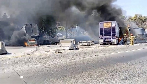 Chocan y se incendian 2 tráileres y un vehículo en la México-Querétaro; hay 3 lesionados