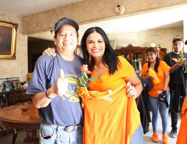 Adriana Flores se compromete a apoyar productores de leche