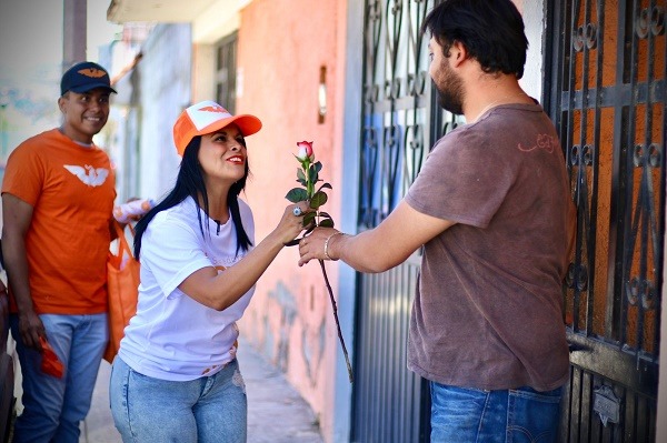 Adriana Flores continúa recorridos de acercamiento con la población