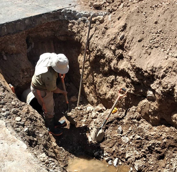 Aparece otro socavón ahora en la colonia Cubitos en Pachuca, colapso en línea de agua potable la causa