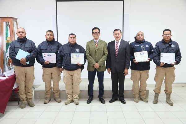 Eduardo Medécigo entrega certificados de homologación y certificación a integrantes de la unidad K9