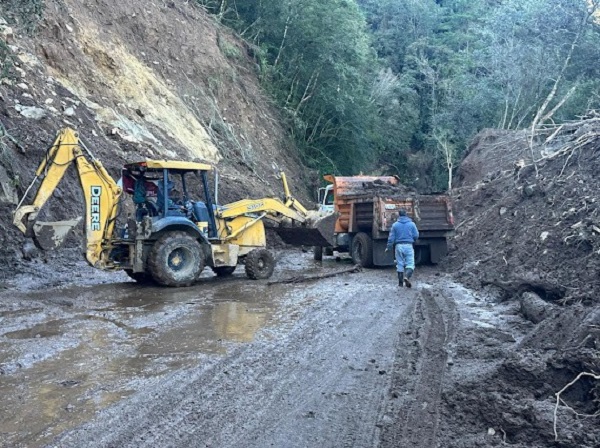 Continúan trabajos para la reapertura de caminos afectados por las lluvias en Hidalgo; van 258 liberados