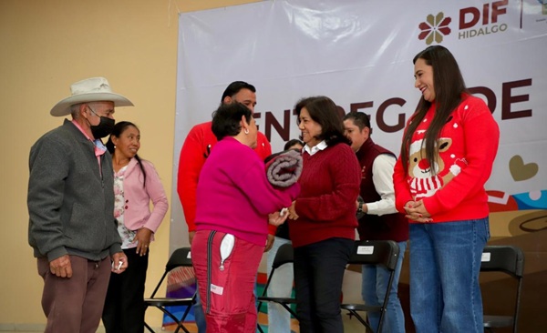 Inicia DIF Hidalgo entrega de cobijas para esta temporada invernal en Atotonilco el Grande y Singuilucan