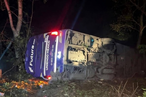 Volcadura de autobús de pasajeros en Tlanchinol deja cinco muertos y más de 20 lesionados