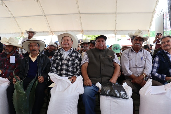 Con entrega de semillas en los 84 municipios, impulsa gobierno de Hidalgo productividad del campo
