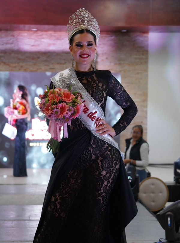 Dioselina Watkins Zamora gana el certamen Reina de Nochebuena Huejutla 2025