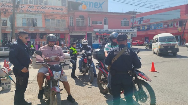Tránsito municipal fortalece la cultura vial entre motociclistas en Huejutla
