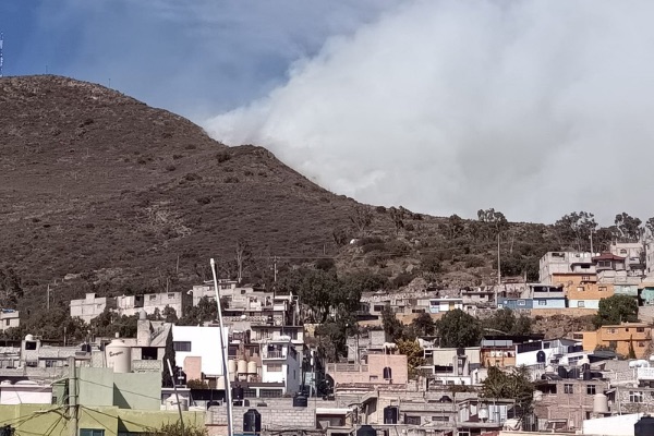 SEMARNATH encabeza el combate a incendio de interfaz urbano tipo 3 en la serranía de Pachuca