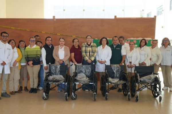 Kristel Rodríguez realiza donación de sillas de rueda para servicio del hospital regional de la huasteca