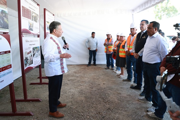 Julio Menchaca verificó avance de obra pública en Acatlán