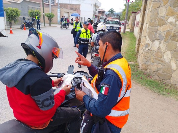 Refuerzan cultura de prevención con campaña de uso correcto de casco en Huejutla