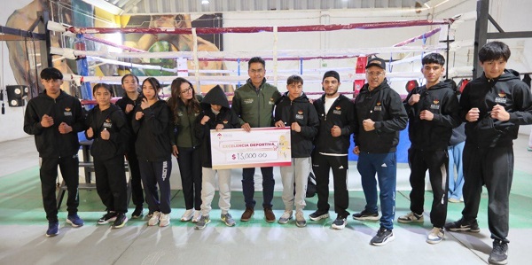 Impulsan el boxeo en Mineral de la Reforma con entrega de uniformes a delegación juvenil