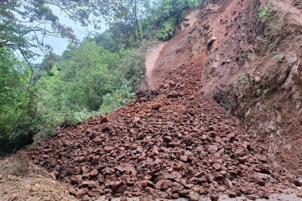 Atiende gobierno de Hidalgo derrumbe en carretera estatal Tianguistengo–Yatipán