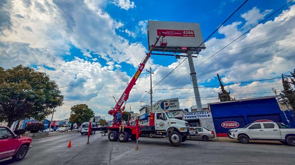 Pachuca intensifica supervisión de anuncios y espectaculares, realizan clausuras