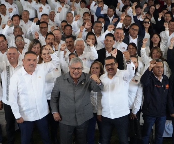 Alfonso Cepeda encabeza toma de protesta de 4,700 representantes sindicales del SNTE en Hidalgo