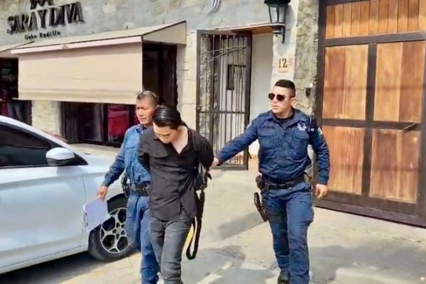 Detienen a empleado municipal en Huejutla por presunta corrupción y falsificación de documento