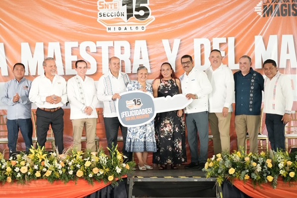 SNTE reconoce labor del magisterio de la Huasteca durante festejo en Atlapexco