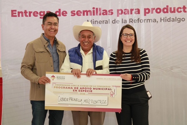 Entrega Eduardo Medécigo semillas certificadas de maíz y cebada a productores de Mineral de la Reforma