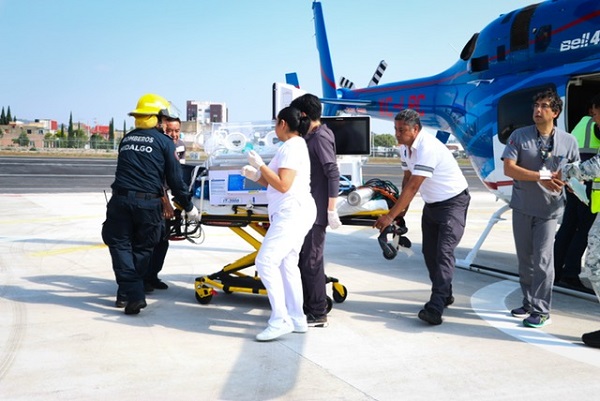 Trasladan de urgencia vía aérea a gemelas prematuras de Huejutla al ISSSTE en Pachuca