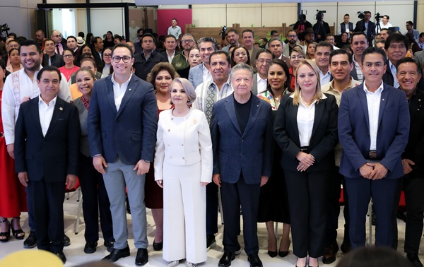 Julio Menchaca toma protesta a Jorge Reyes como nuevo presidente de la Asociación de Alcaldes del Estado de Hidalgo