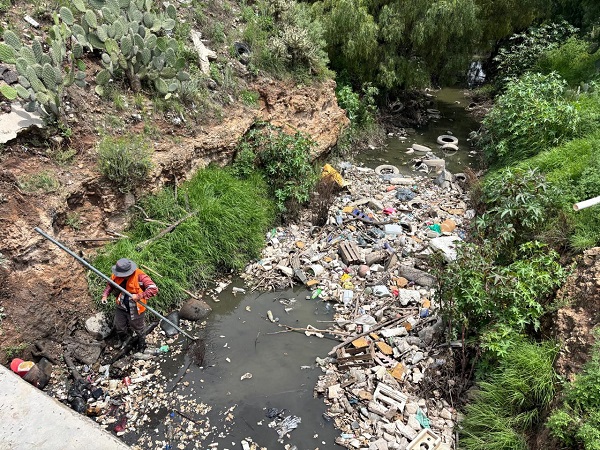 Intensifica SIPDUS limpieza de drenes en Pachuca para evitar anegamientos