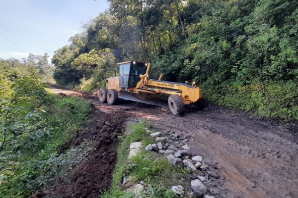 Gobierno de Hidalgo continúa con acciones de limpieza en caminos y carreteras