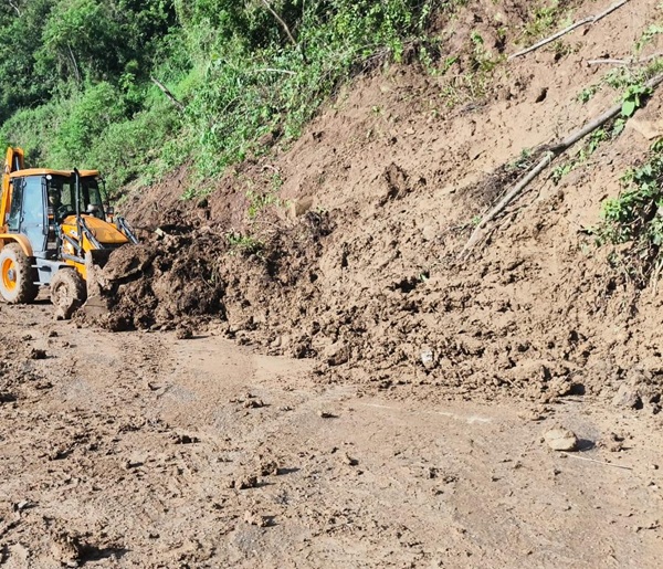 Lluvias dejan 28 derrumbes y afectan puentes y caminos en Hidalgo