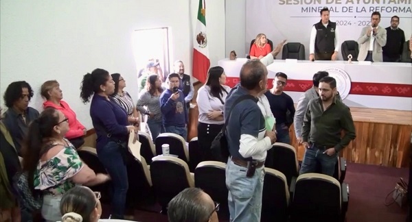 Irrumpe hombre con orden de restricción en sesión de Cabildo de Mineral de la Reforma; interviene Seguridad Ciudadana