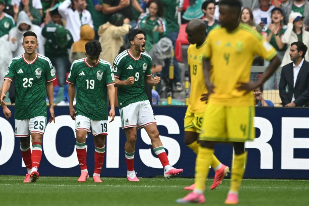 México debuta con victoria 2-0 ante Sudáfrica en un accidentado partido inaugural del Mundial 2026