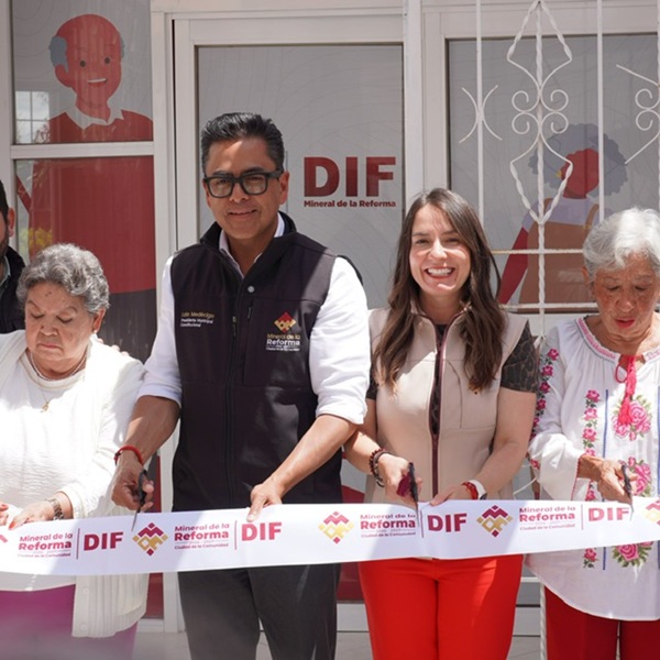 Eduardo Medécigo y Samantha Esparza reinauguran el Club del Adulto Mayor Chacón