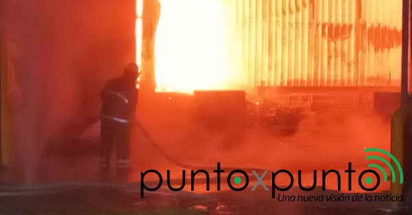Incendio de grandes dimensiones consume bodega de artículos de audio en Tepeji del Río