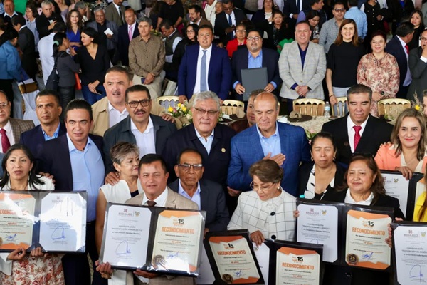 Hasta 50 años frente al aula: Hidalgo reconoce a casi 2 mil docentes