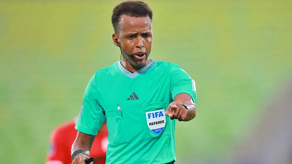 Árbitro somalí al que EU negó la entrada durante el Mundial 2026 dirigirá la Supercopa entre PSG y Aston Villa
